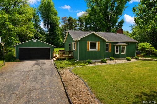 1405 Middle Rd, Highland, MI, 48357-3407 | Card Image