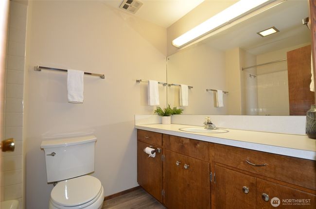 Hall Bathroom | Image 24