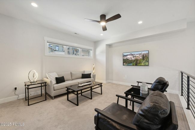 363 E Overlook Loop, Condo with 3 bedrooms, 4 bathrooms and null parking in Hideout UT | Image 22
