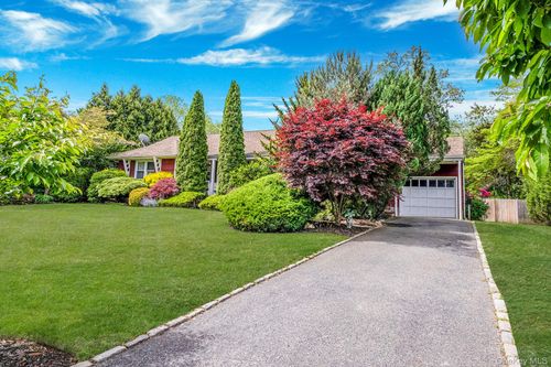 891 Pondview Rd, Riverhead, NY, 11901-2655 | Card Image