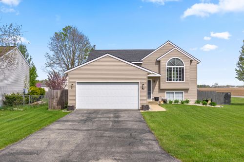 761 Willow St, Howard City, MI, 49329-8705 | Card Image