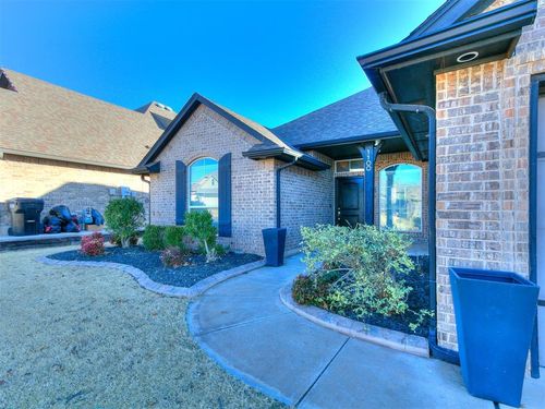 1100 Lindsey Ln, Moore, OK, 73160-8452 | Card Image