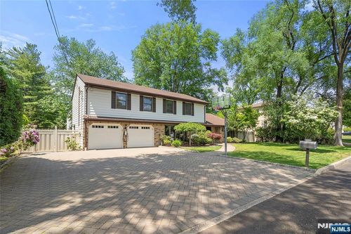 22 Kendrick St, Paramus, NJ, 07652-1622 | Card Image