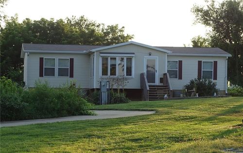 15915 Eisenhower Rd, Leavenworth, KS, 66048-7364 | Card Image