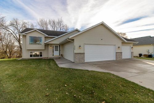 335 E Woodridge Dr, Le Center, MN, 56057-1338 | Card Image