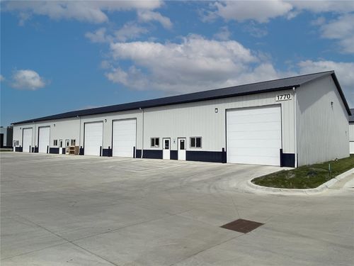 400-1770 Robins Rd, Hiawatha, IA, 52233-1000 | Card Image