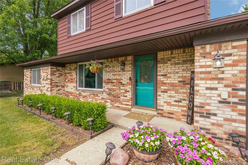 2899 Airport Rd, Waterford Twp, MI, 48329-3307 | Card Image