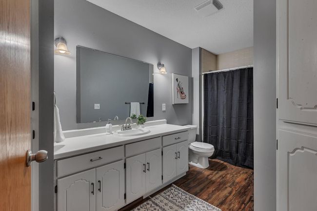 Upper level full bath | Image 16
