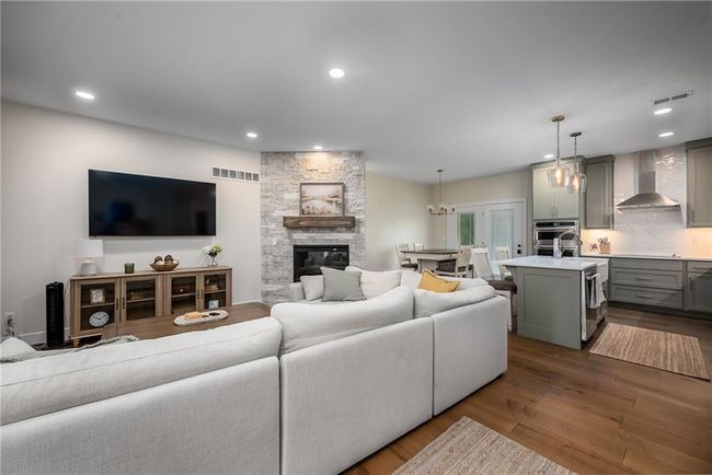 938 Mount Calvary Rd, House other with 5 bedrooms, 3 bathrooms and null parking in Lansing KS | Image 4