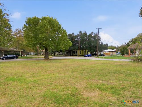 100 7th St, Cameron, TX, 76520-2853 | Card Image