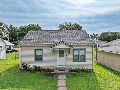 304 Walnut St, Wamego, KS, 66547 | Card Image