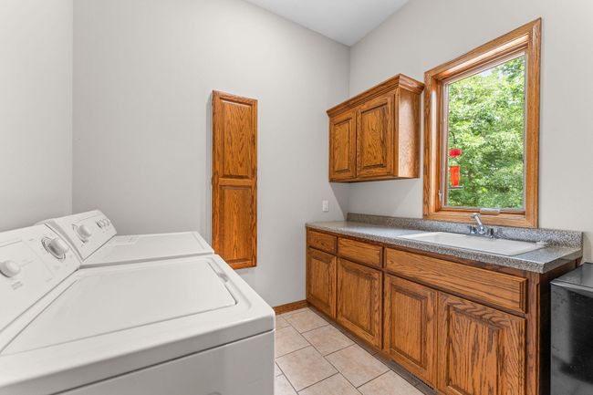 Laundry with ice machine | Image 27
