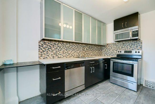 935 Kingston Rd, Home with 3 bedrooms, 2 bathrooms and 2 parking in Toronto ON | Image 11