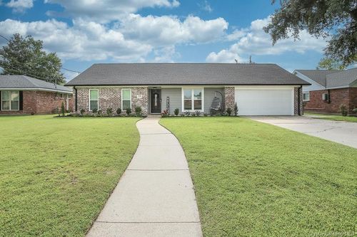 138 E Parkway St, Lake Charles, LA, 70605-5732 | Card Image
