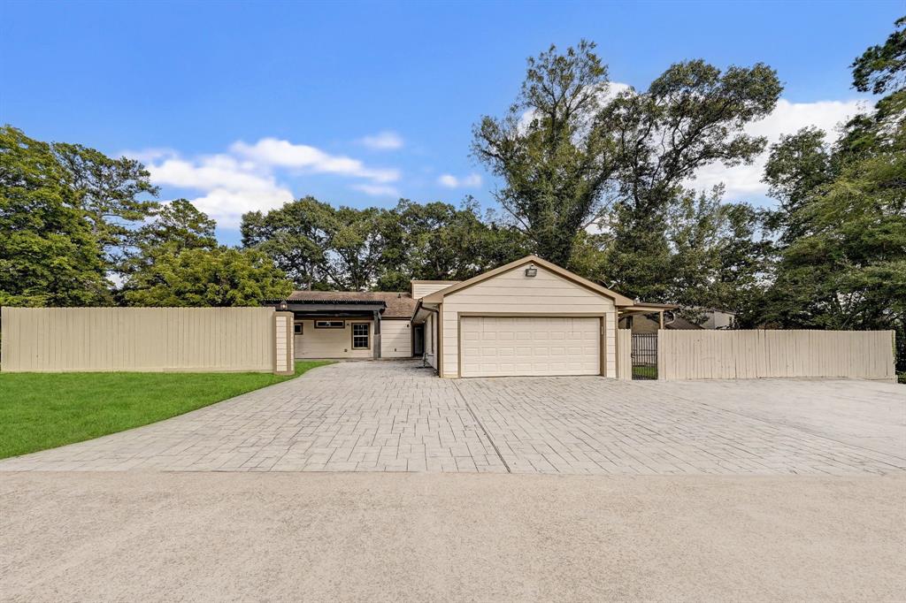 April Wind Dr, Montgomery, TX 77356