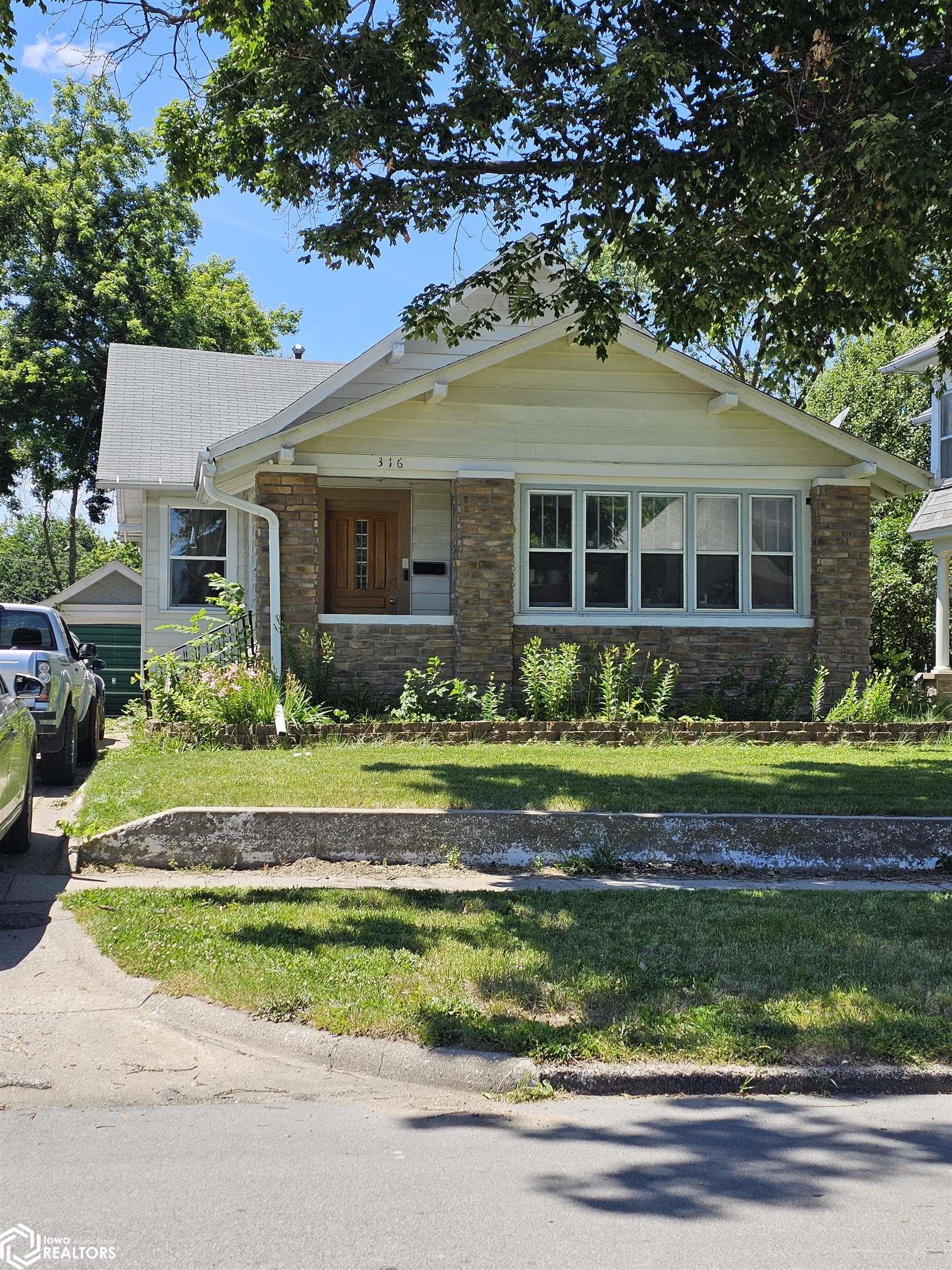 Sycamore St, Creston, IA 50801