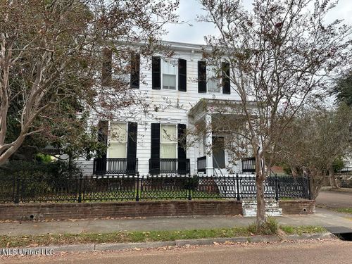 621 Washington St, Natchez, MS, 39120-3526 | Card Image