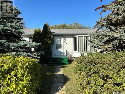 616 Beharrel St, House other with 4 bedrooms, 2 bathrooms and null parking in Oxbow SK | Image 2