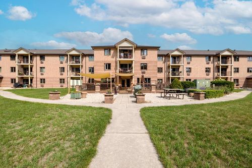 327-530 N Silverbrook Drive, West Bend, WI, 53090 | Card Image