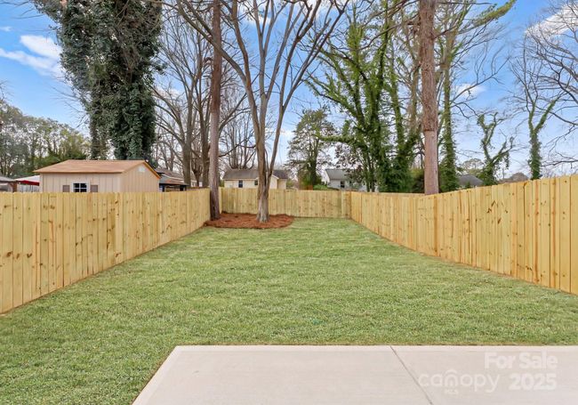 This duet comes with fully fenced yard. | Image 5