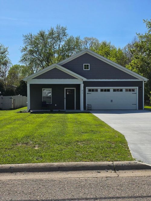 817 Moore St, Davison, MI, 48423-1124 | Card Image