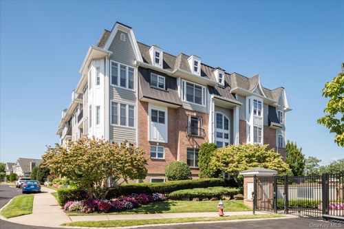 103 Roosevelt Way, Westbury, NY, 11590-6671 | Card Image