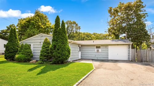 2 Pinetop Dr, Shirley, NY, 11967-2605 | Card Image
