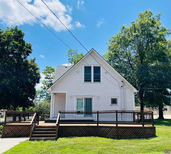 703 Pioneer St, House other with 4 bedrooms, 3 bathrooms and null parking in Seneca KS | Image 4