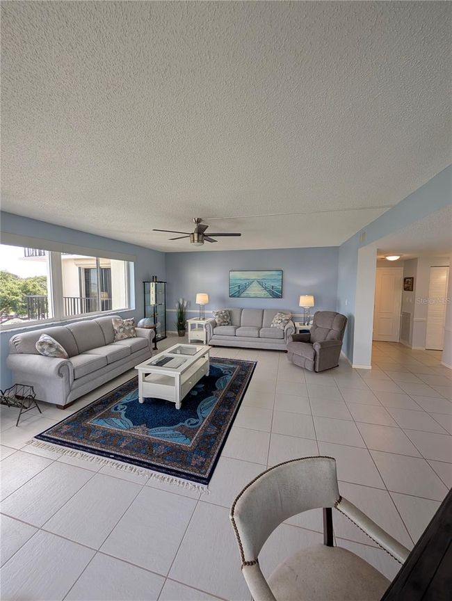 Chef or microwave guru, this kitchen is for you! | Image 8