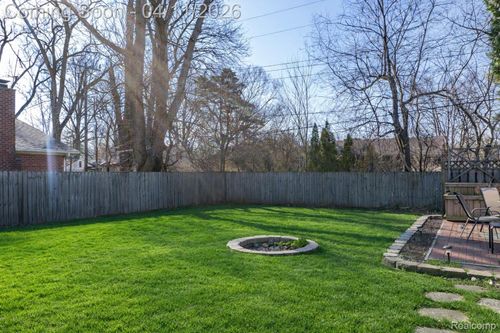 19871 Saxton Ave, Southfield, MI, 48075-7331 | Card Image