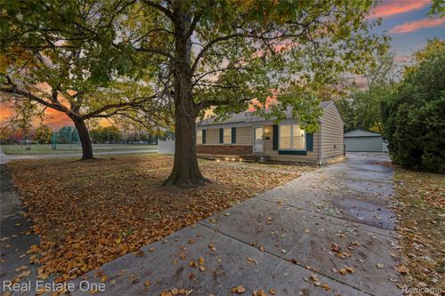 28316 Glasgow St, Southfield, MI, 48076-7302 | Card Image