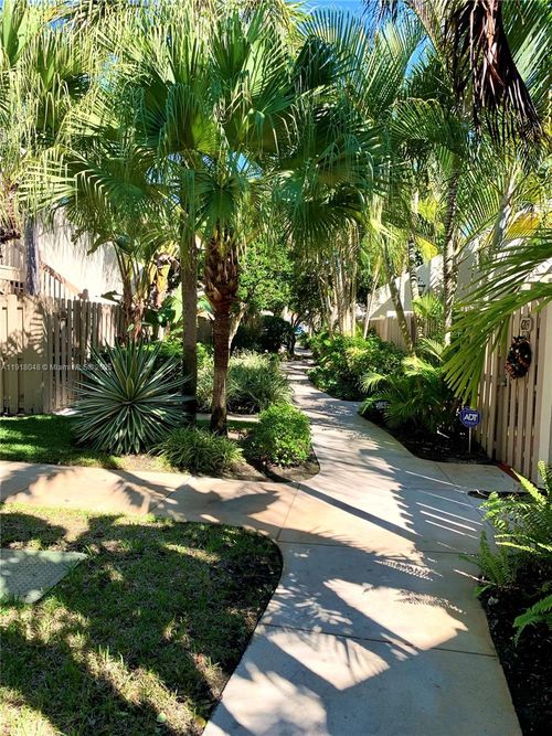 apt-104-614 Executive Center Dr, West Palm Beach, FL, 33401-4943 | Card Image