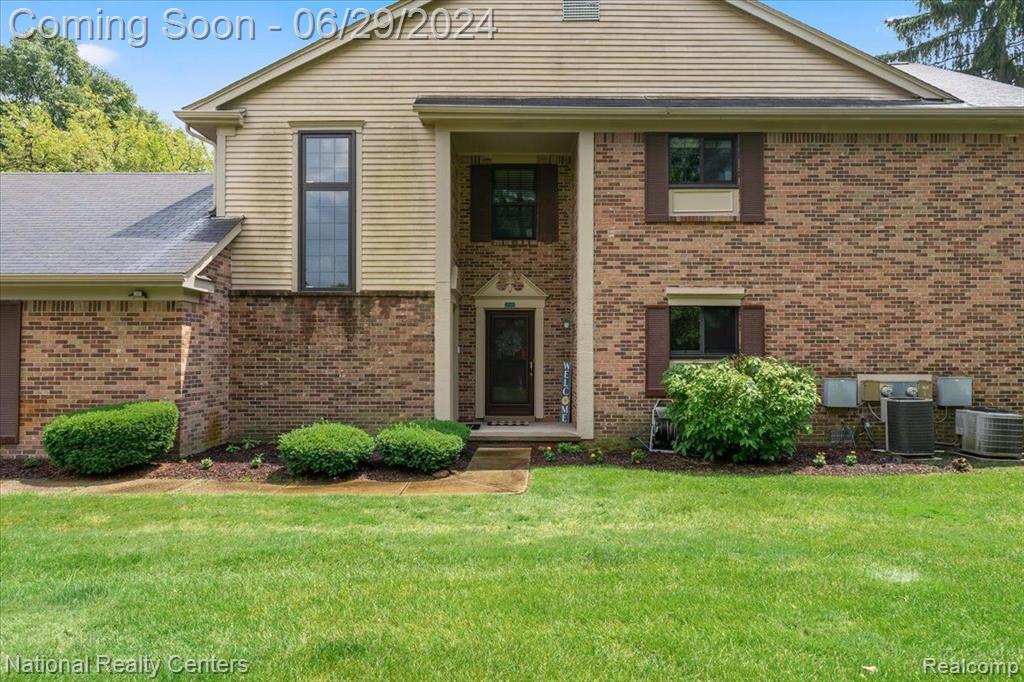 Brentwood Cir, Farmington Hills, MI 48331