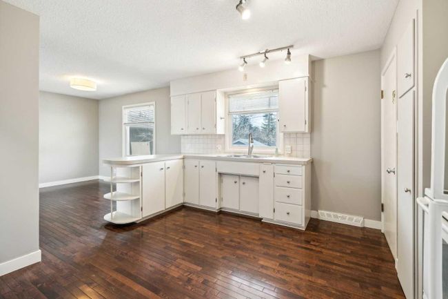 4711 Stanley Road Sw, Home with 5 bedrooms, 2 bathrooms and 2 parking in Calgary AB | Image 7