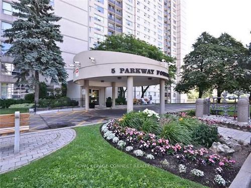 206-5 Parkway Forest Dr, Toronto, ON, M2J1L2 | Card Image