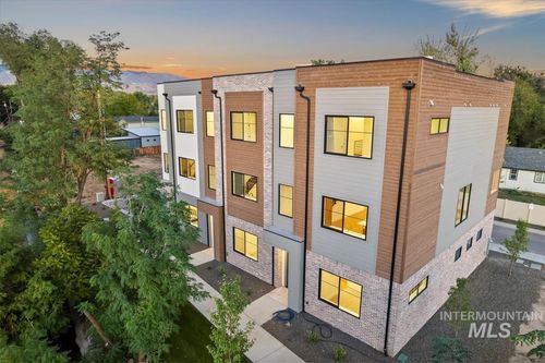 3243 W Moore St, Boise, ID, 83702-2146 | Card Image