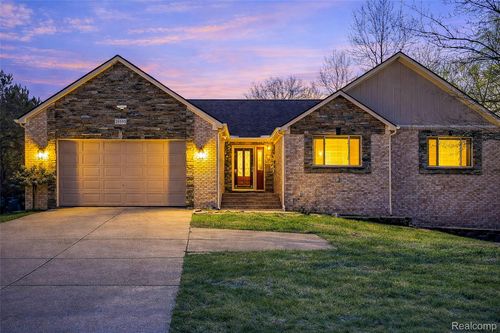 29593 Medbury St, Farmington Hills, MI, 48336-2126 | Card Image