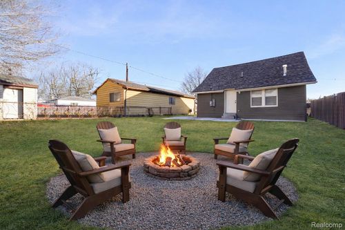 8659 Essex Ave, Warren, MI, 48089-1752 | Card Image