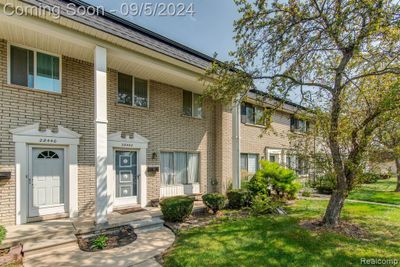 28442 Universal Drive, Condo with 2 bedrooms, 1 bathrooms and null parking in Warren MI | Image 1