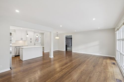 6803 N Keeler Ave, Lincolnwood, IL, 60712-4619 | Card Image