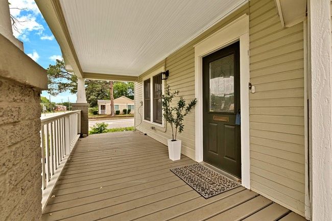 Wooden terrace featuring covered porch | Image 29