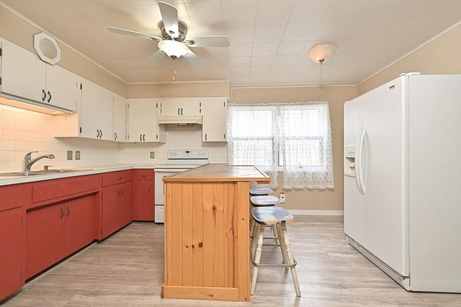 KITCHEN AND BREAKFAST BAR | Image 7