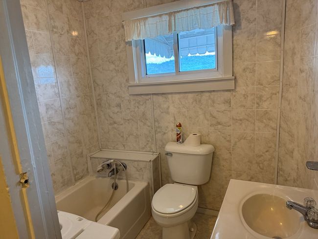 Upstairs Bath | Image 11
