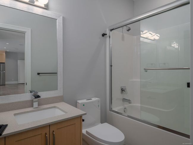 Suite Bathroom | Image 60