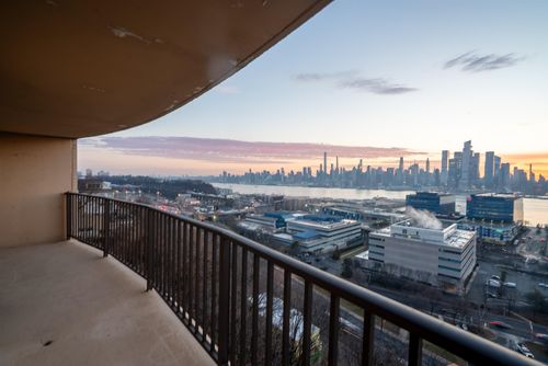 apt-403-380 Mountain Rd, Union City, NJ, 07087-7303 | Card Image