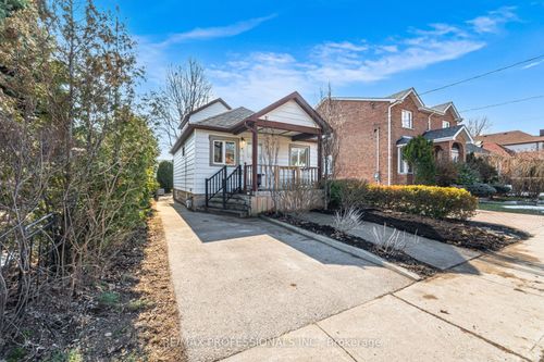 35 Waniska Ave, Etobicoke, ON, M8Y1R1 | Card Image