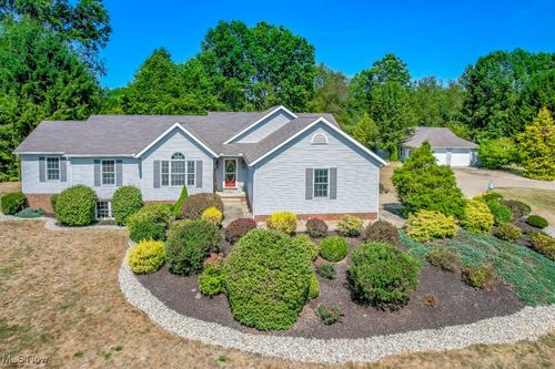 545 E Maple St, Hartville, OH, 44632-8840 | Card Image