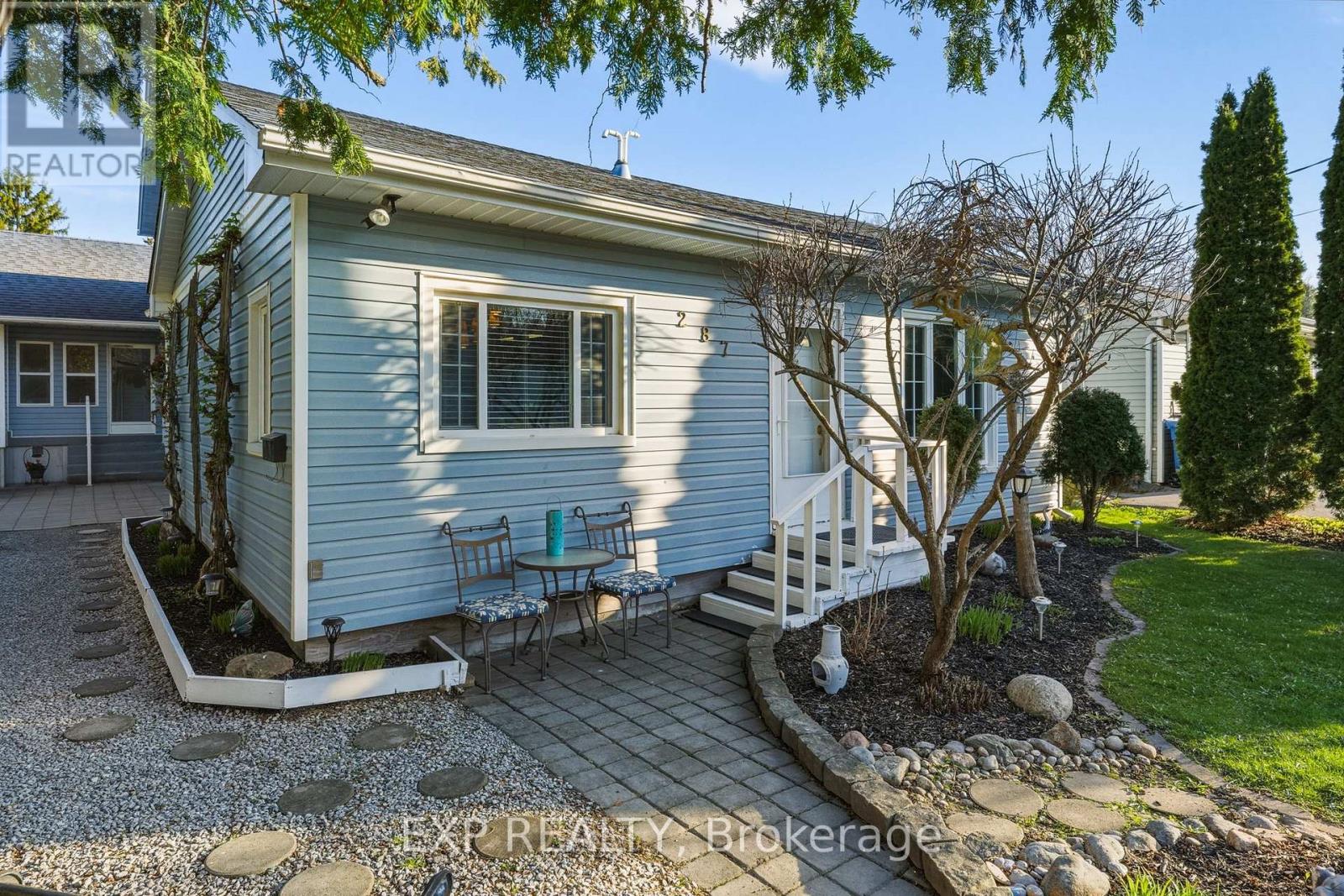 Residential in Georgina (Historic Lakeshore Communities) 2