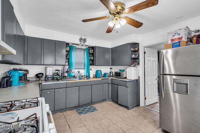 662 Avenue E, Home with 5 bedrooms, 3 bathrooms and null parking in Bayonne NJ | Image 15