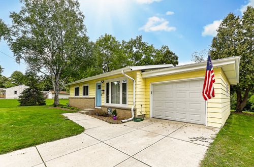 5619 Exeter St, Greendale, WI, 53129-1617 | Card Image